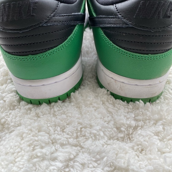 NIKE SB DUNK LOW PRO sneakers arrived in a green ,white and black color. - Picture 3 of 8